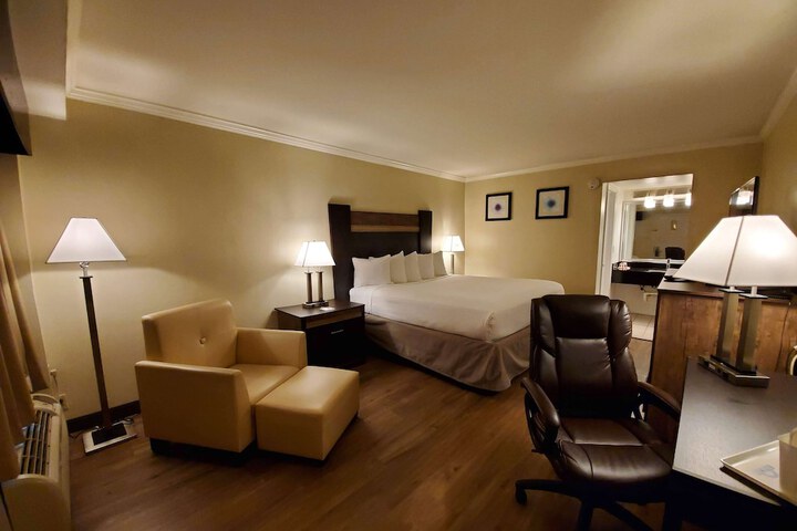 Double Deluxe King Bed (5 of 11)