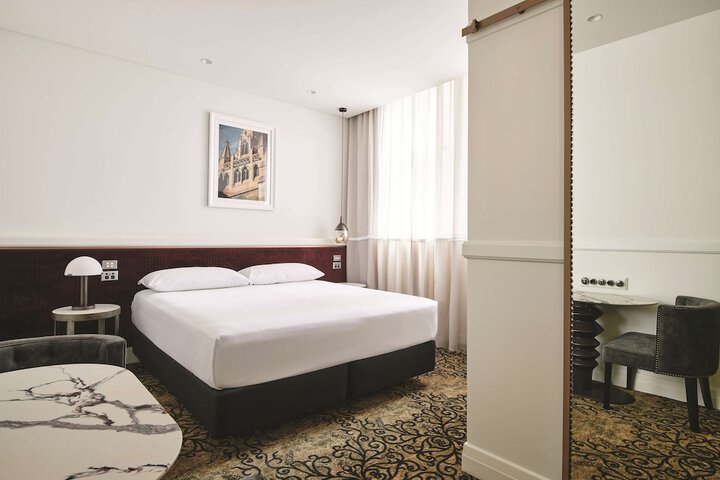 Room 52 of 100