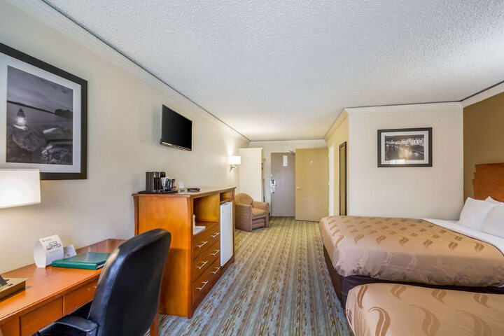 1 Queen Bed Business Room Accessible (2 of 18)