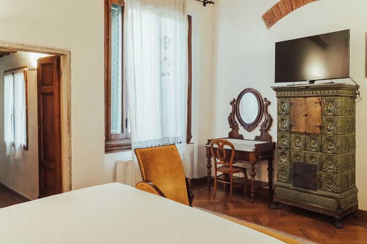 Room 10 of 42