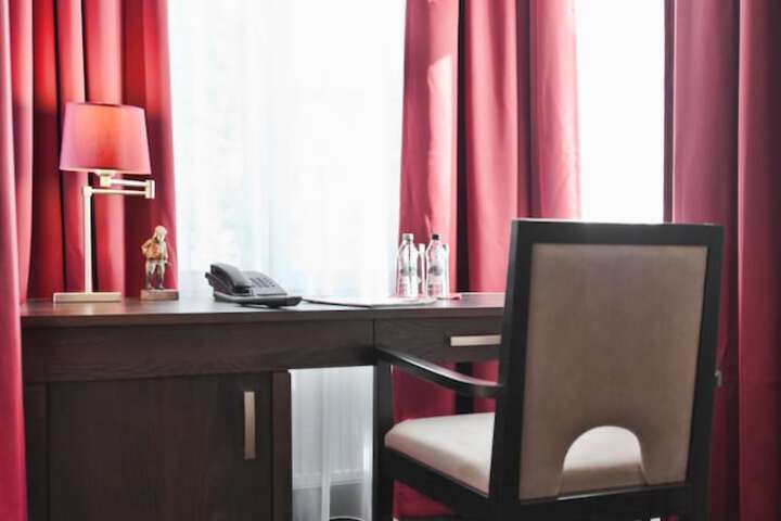 Room 6 of 42