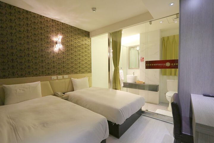 Room 26 of 99