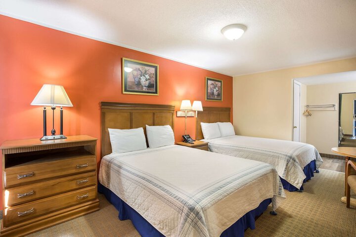 2 Queen Beds (2 of 13)