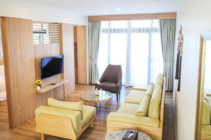 Room 28 of 180