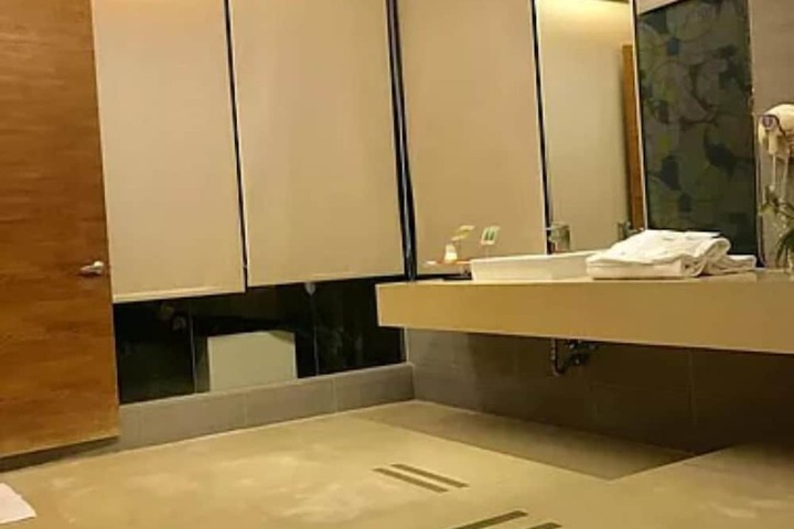 Room 27 of 33