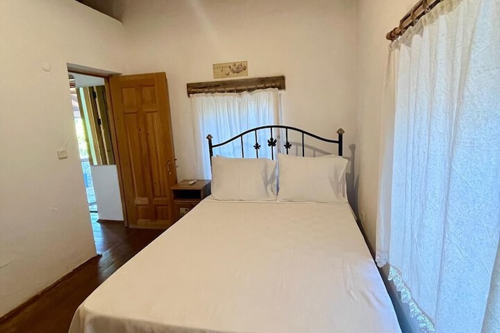 Room 6 of 33