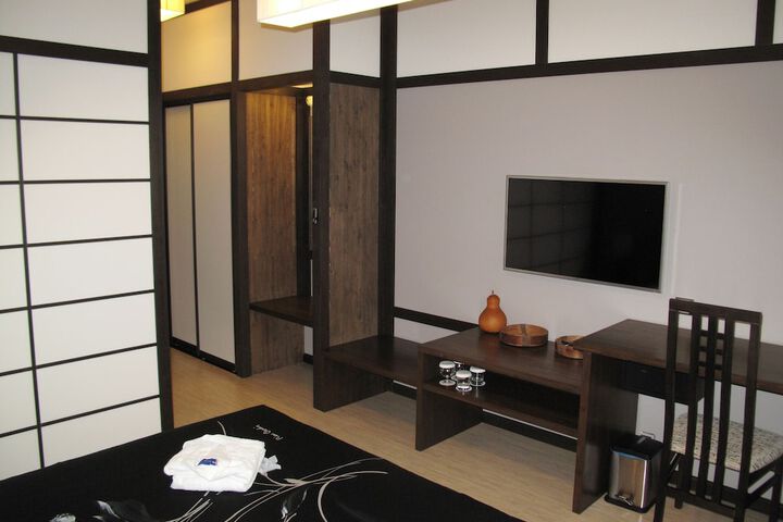 Room 8 of 62