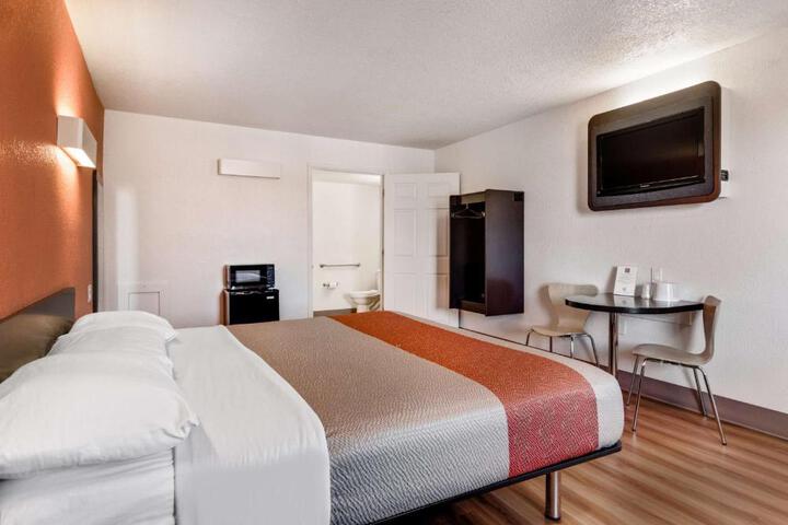 1 King Bed (5 of 13)
