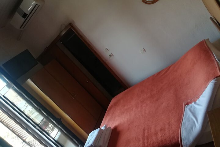 Room 4 of 10