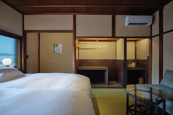 Room 9 of 32