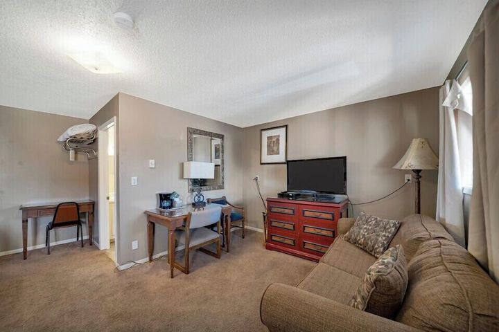 Room 9 of 33