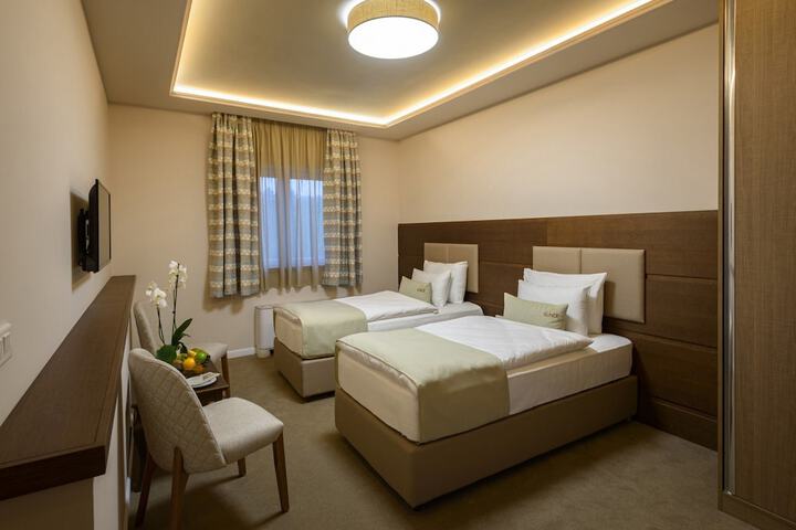 Room 33 of 102