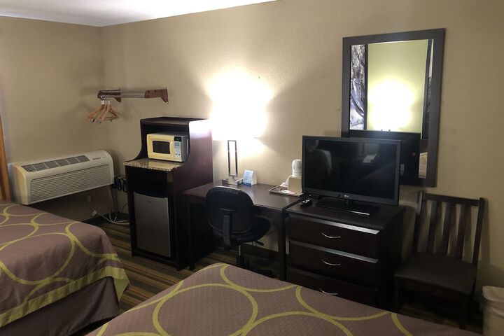 2 Queen Beds (7 of 13)