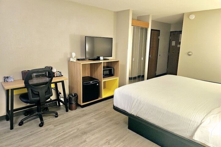 1 King Bed (9 of 16)