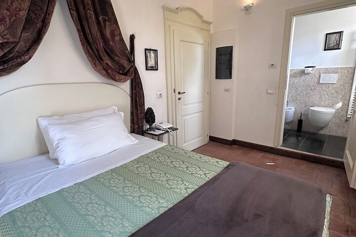 Room 17 of 43