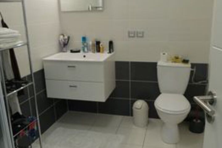 Room 4 of 8
