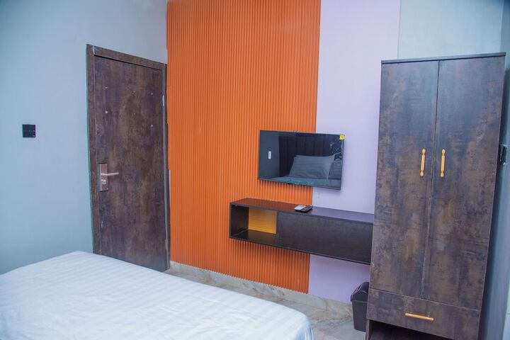 Room 27 of 40
