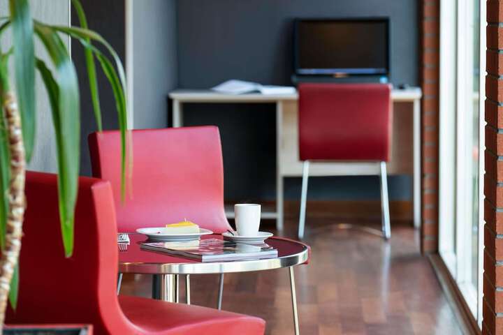 Lounge 29 of 61