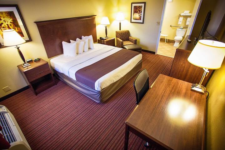 1 King Bed High Speed Internet Accessible Microwave and Refrigerator Couch Coffee Maker Iron Full Breakfast (6 of 10)
