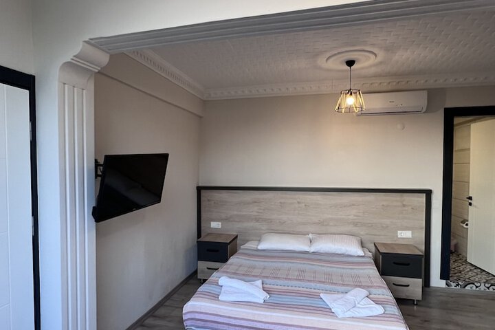 Room 2 of 89