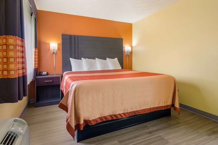 1 King Bed (2 of 11)
