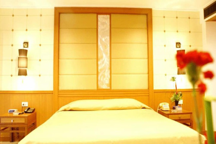 Room 17 of 44