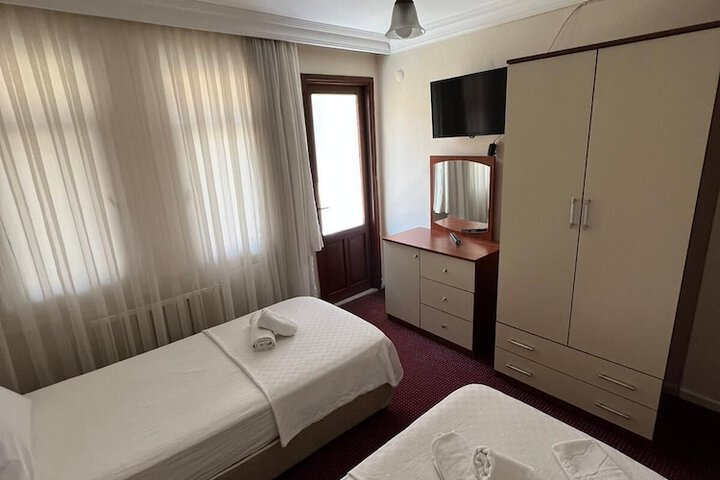 Room 6 of 11