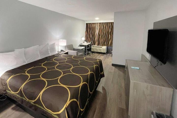 1 King Bed (2 of 8)