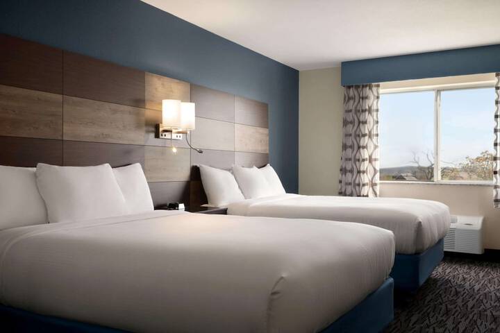 2 Queen Beds (2 of 5)