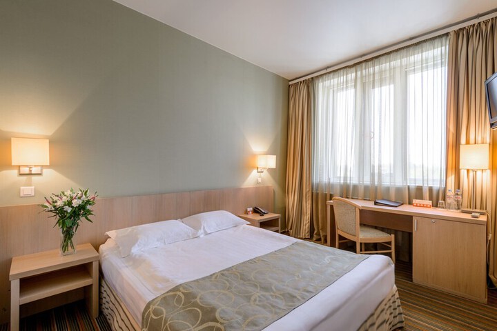 Room 9 of 28