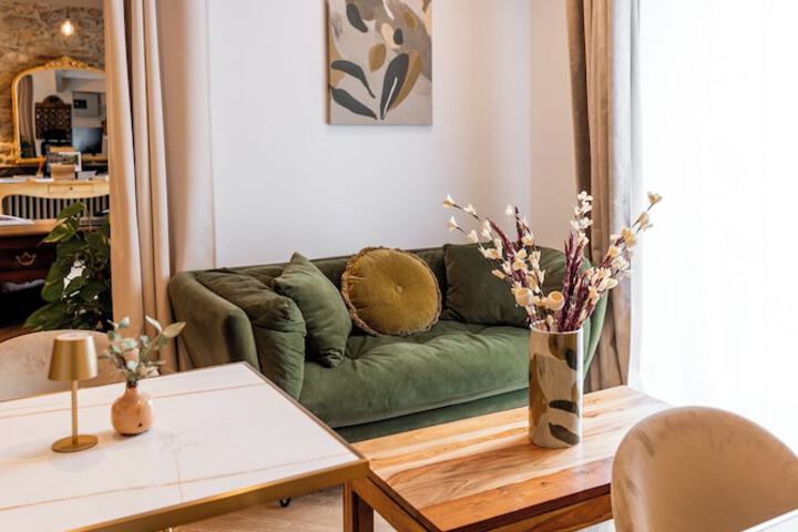 Lounge 103 of 118