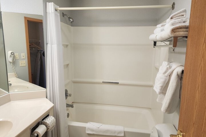 Deluxe 2 Queen Beds (5 of 16)