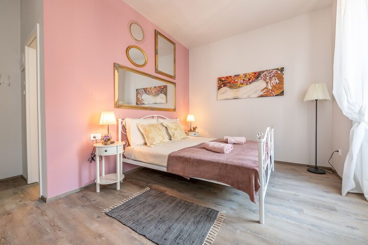 Room 2 of 47