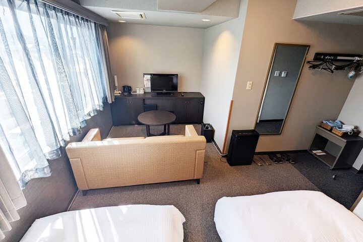 Room 8 of 33