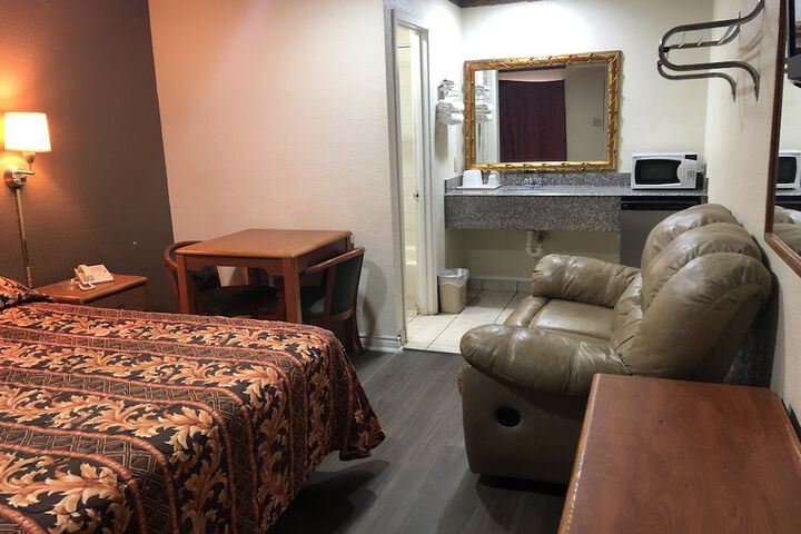 1 King Bed (2 of 4)