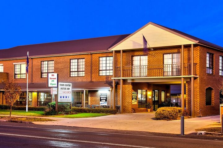 Exterior of Holbrook Town Centre Motor Inn
