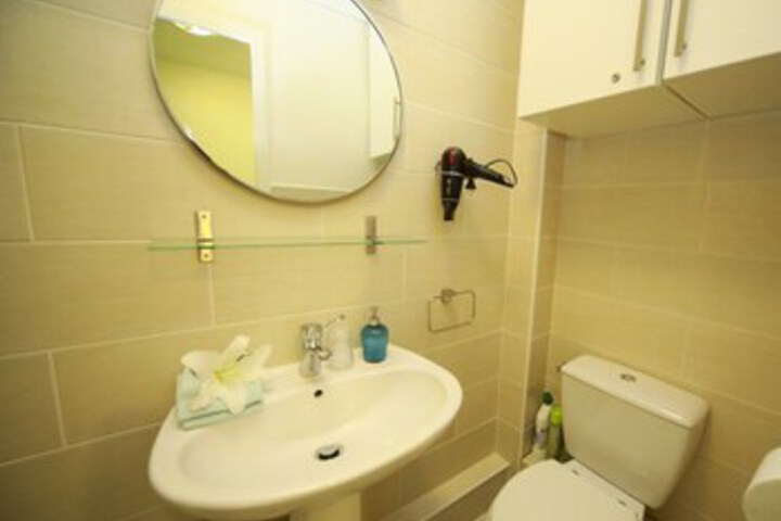 Room 4 of 32