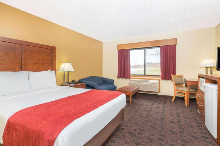 1 Queen Bed Accessible Room (3 of 5)