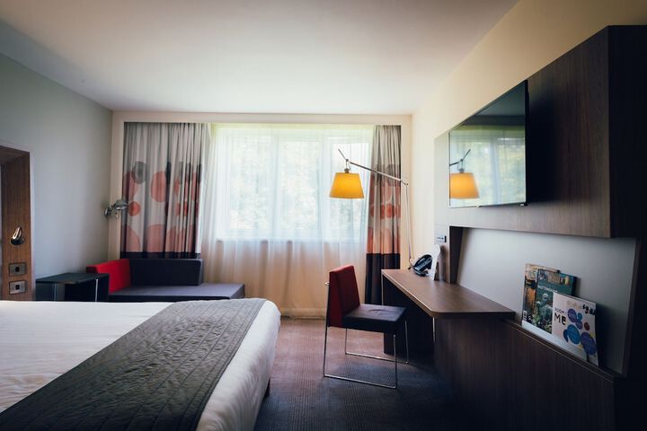 Room 35 of 69