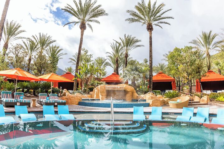 Swim-up bar