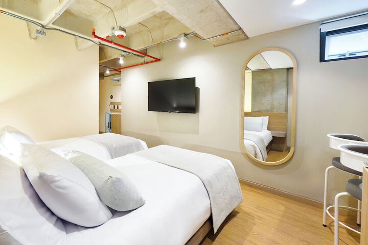 Room 12 of 40