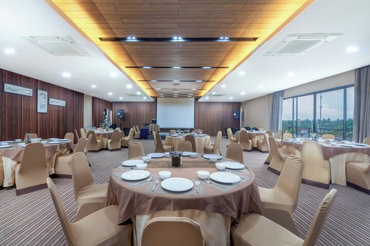 Ballroom/Hall 39 of 51