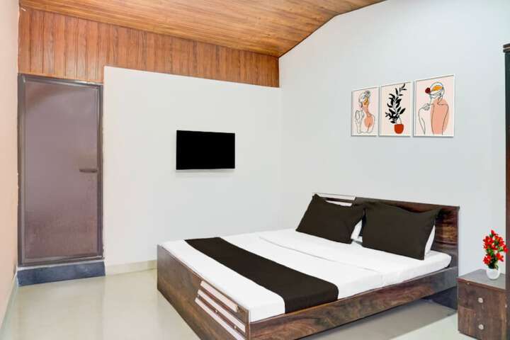 Room 4 of 9