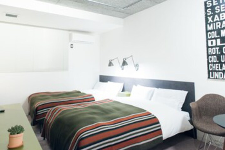 Room 25 of 214