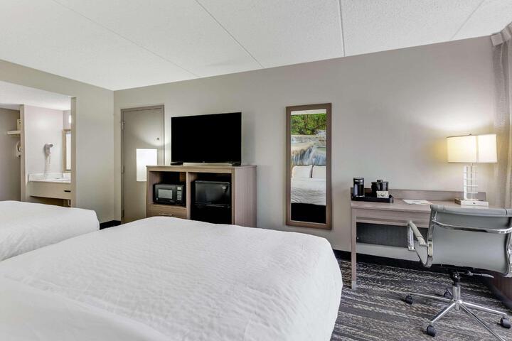 2 Queen Beds (6 of 10)