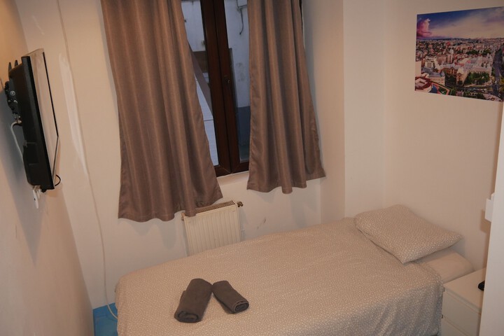 Room 7 of 109