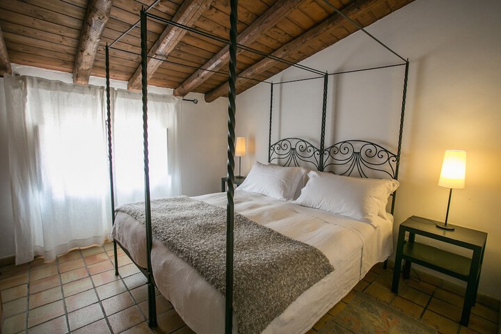 Room 6 of 48