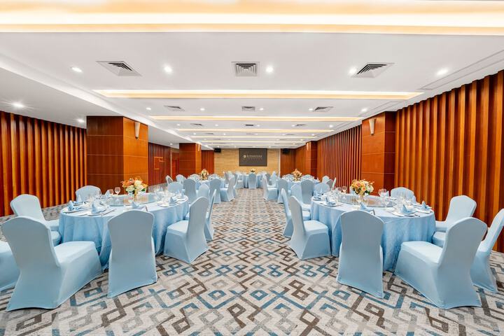 Ballroom/Hall 68 of 82
