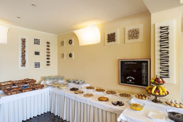 Breakfast/Coffee Service 21 of 33
