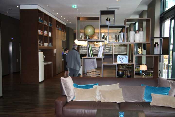 Lounge 28 of 40